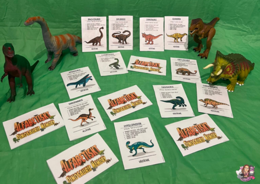 Stig in i en förhistorisk värld med det spännande och lärorika memoryspelet 'Alfabetiska dinosaurie memory'! Utmana dig själv och testa din kunskap om dinosauriernas namn, utseende och fascinerande fakta. Upptäck varje enskild dinosauriers unika egenskaper och lär dig mer om dessa mäktiga varelser från det förflutna. Ta del av den spännande utmaningen och se om du kan behålla total koll på alla dinosaurier! Spelet är inte bara en rolig och spännande upplevelse, det är också ett fantastiskt sätt att förbättra ditt minne och bildsinne. Bli en riktig dinosaurieexpert samtidigt som du har kul! 'Alfabetiska dinosaurie memory' är mer än bara ett spel. Det är ett pedagogiskt verktyg som är perfekt för elever från förskoleklass till åk 6. Lär dig om dinosaurier och urtidsdjur på ett interaktivt och engagerande sätt. Utforska den otroliga världen av dinosaurier med 'Alfabetiska dinosaurie memory'! Spelet innehåller inte mindre än 26 olika dinosaurier, var och en representerad av en bokstav i det engelska alfabetet. Från Ankylosaurus till Zephyrosaurus, du kommer att bekanta dig med dem alla och bli en riktig dinosaurieexpert! 'Alfabetiska dinosaurie memory' är utformat för barn från 6 år och uppåt och kan spelas av 2 eller flera spelare. Ta med dina vänner eller familj och gå med i äventyret. Fördjupa din kunskap om dinosaurier och livets utveckling på jorden samtidigt som du har kul tillsammans!