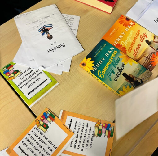 "Boksamtalsfrågor" är ett häfte med över 100 kort, fyllda med pedagogiska frågor som kan användas i samtal om böcker och i samband med läsning. Dessa frågor kan användas oavsett vilken bok man läser, oavsett om deltagarna har läst samma bok eller olika böcker. Korten är lämpliga för barn från cirka 6 år och uppåt, och de kan användas i klassrum, bokklubbar, bokcirklar eller av enskilda bokälskare. Syftet med boksamtalskorten är att stärka läsförståelsen och få fler att inse vikten av att samtala om böcker. När man läser en bok är det viktigt att bearbeta det man har läst på olika sätt. Det kan innebära att skriva bokrecensioner, föra en läslogg, presentera en bok på olika sätt eller dramatisera den. Genom att använda dessa 100 boksamtalsfrågor kan man samtala och utvecklas tillsammans med utgångspunkt i böckernas värld. Samtalen är ett utmärkt sätt att arbeta med språkutveckling och läsförståelse, samtidigt som de förhoppningsvis skapar nyfikenhet och intresse för att läsa ännu mer.